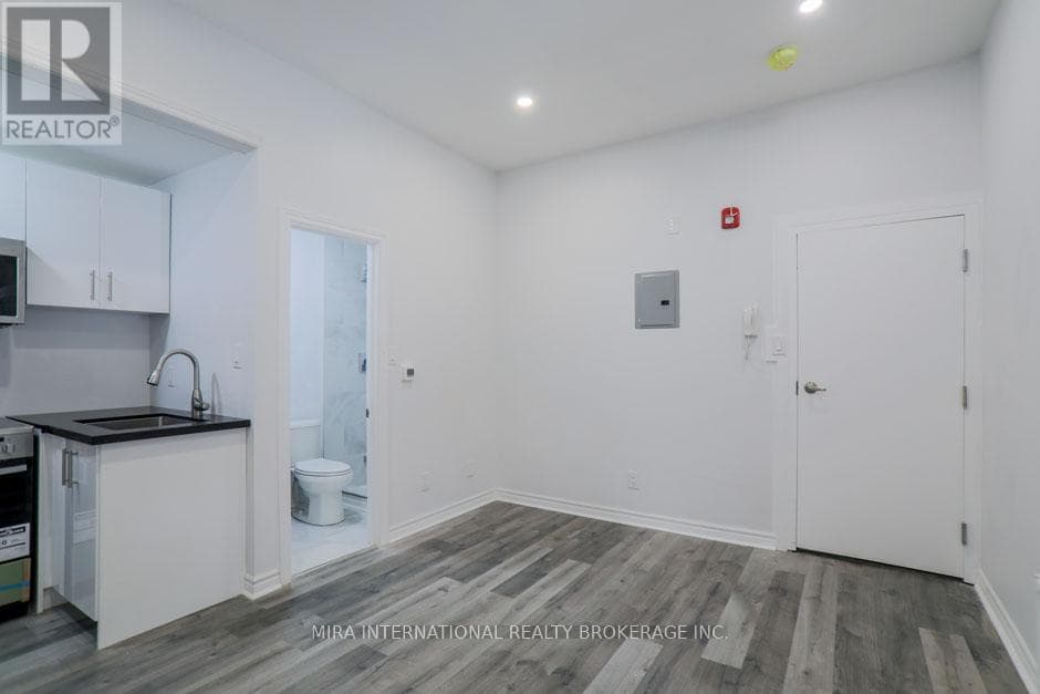 102 - 210 CARLTON STREET — 1-bedroom Apartment in 210  210 CARLTON STREET, Toronto — photo 5