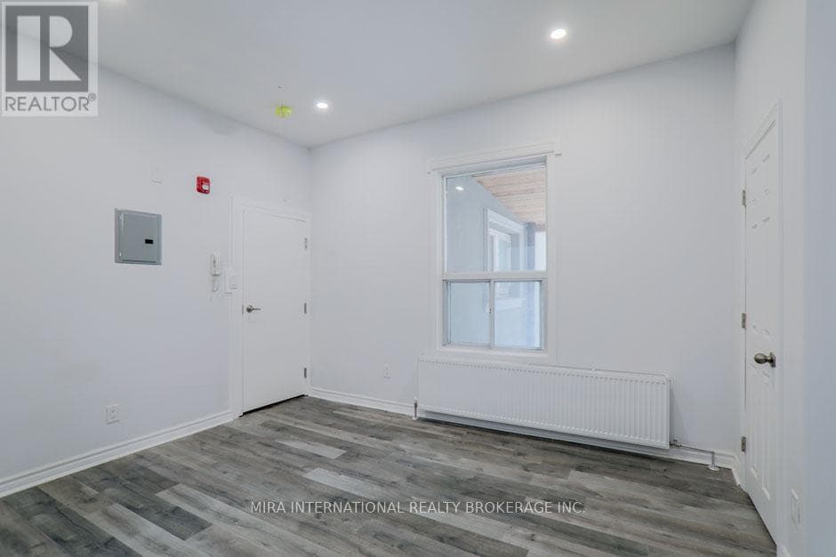 102 - 210 CARLTON STREET — 1-bedroom Apartment in 210  210 CARLTON STREET, Toronto — photo 4
