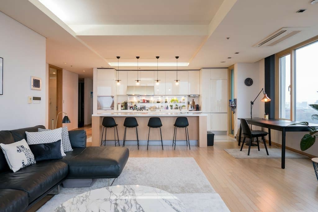 Listing Title -- Test — 1-bedroom Apartment in 200 King Street, Toronto — photo 3