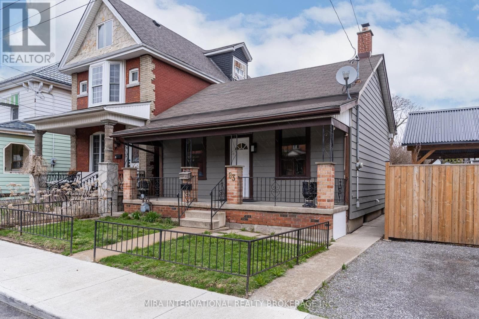A - 83 SIMCOE STREET E — 3-bedroom House in A - 83  SIMCOE STREET , Hamilton 