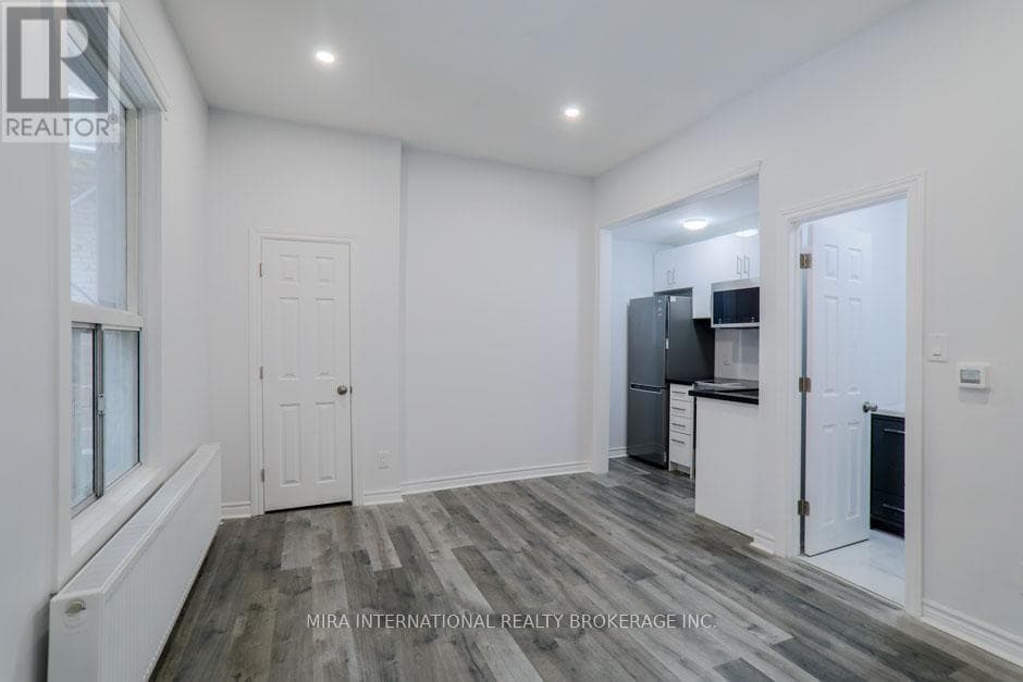 102 - 210 CARLTON STREET — 1-bedroom Apartment in 210  210 CARLTON STREET, Toronto — photo 2
