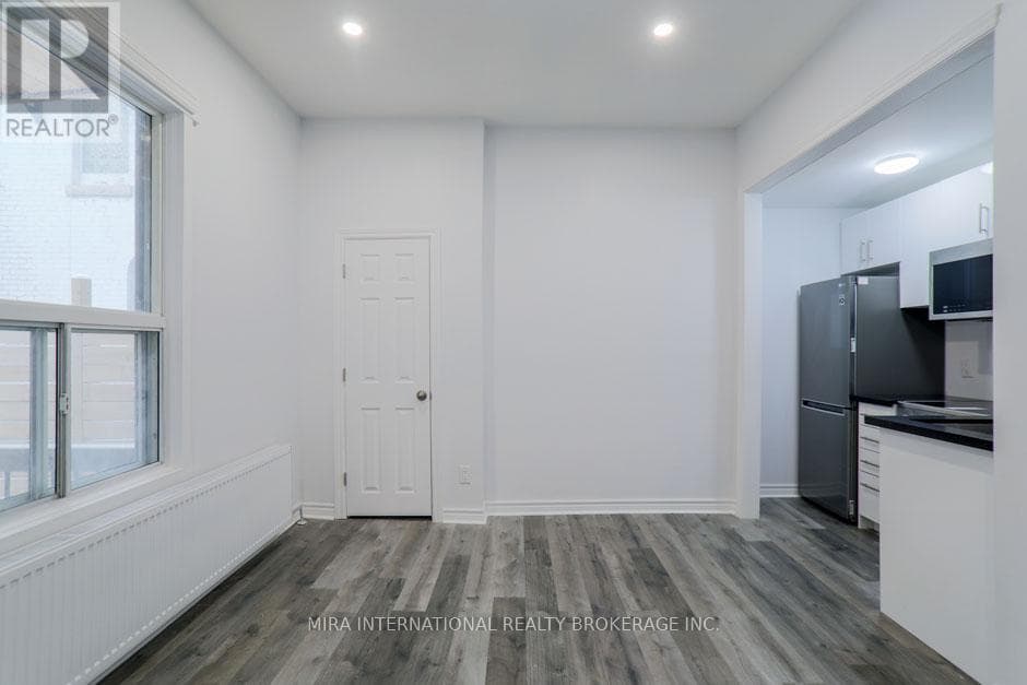 102 - 210 CARLTON STREET — 1-bedroom Apartment in 210  210 CARLTON STREET, Toronto — photo 3